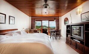 Premium bedding, down comforters, pillowtop beds, in-room safe - Hotel L'Esplanade (Grand Case)