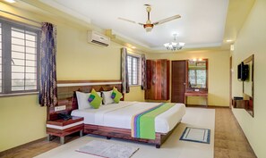 Deluxe Room | Iron/ironing board, rollaway beds, free WiFi, bed sheets