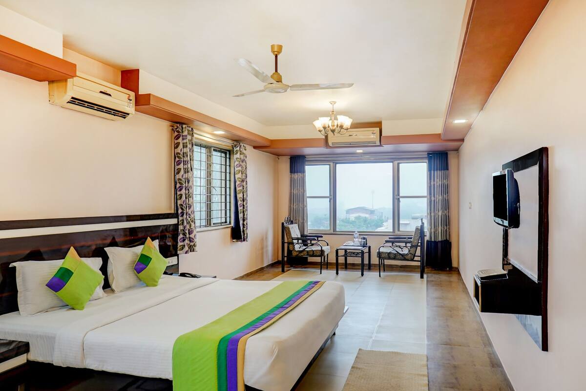 Deluxe Room | Iron/ironing board, rollaway beds, free WiFi, bed sheets