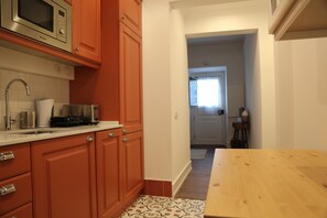 Microondas, horno, placa de cocina y lavavajillas