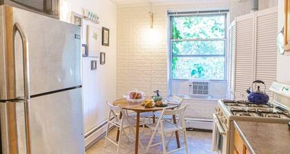 Beautiful Apt ONE STOP from Manhattan