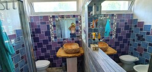 Douche, sĂšche-cheveux, bidet, serviettes fournies