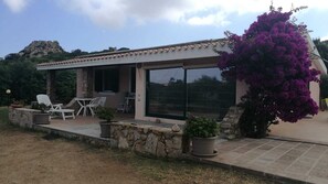 Terrace/patio - Independent villa immersed in the Mediterranean scrub just a few kilometers from the sea. (Lu Colbu)