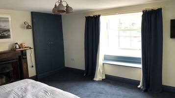 Habitación Deluxe, 1 cama King size | Muebles diferentes, wifi gratis y ropa de cama