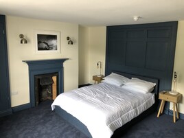 Deluxe Room, 1 King Bed | Individually furnished, free WiFi, bed sheets