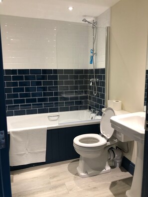 Deluxe Room, 1 King Bed | Bathroom | Combined shower/tub, towels - The Wilcove Inn (Torpoint)