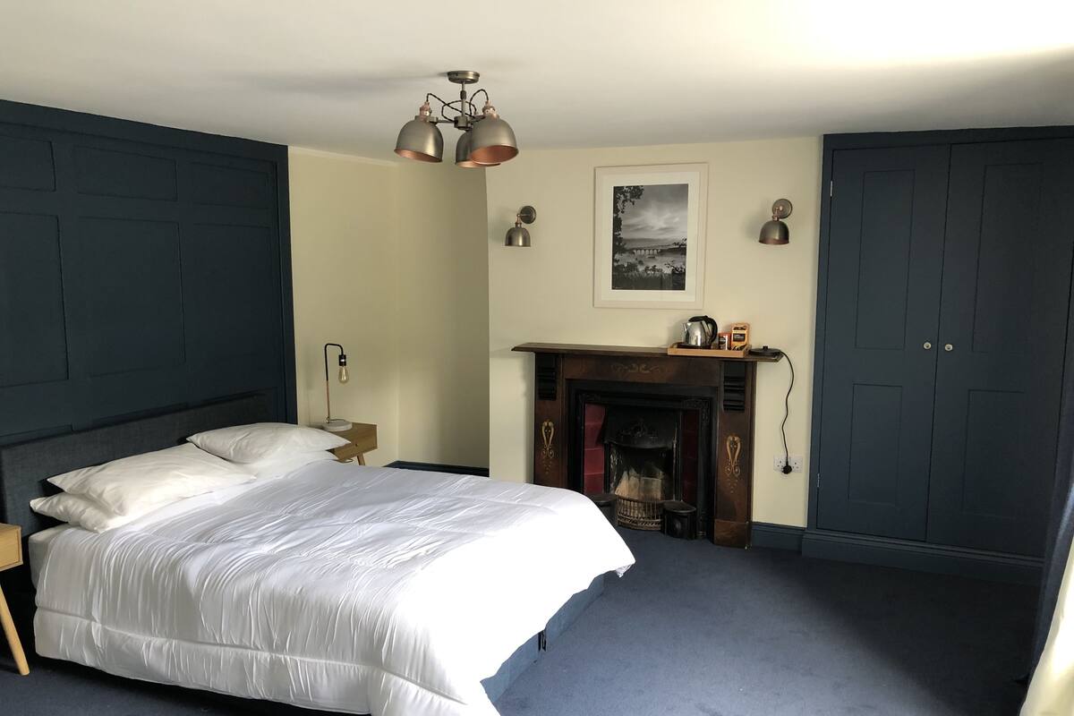 Deluxe Room, 1 King Bed | WiFi (free), individually furnished, bed sheets