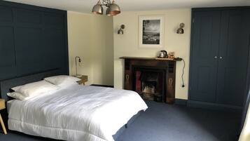 Deluxe Room, 1 King Bed | Individually furnished, free WiFi, bed sheets