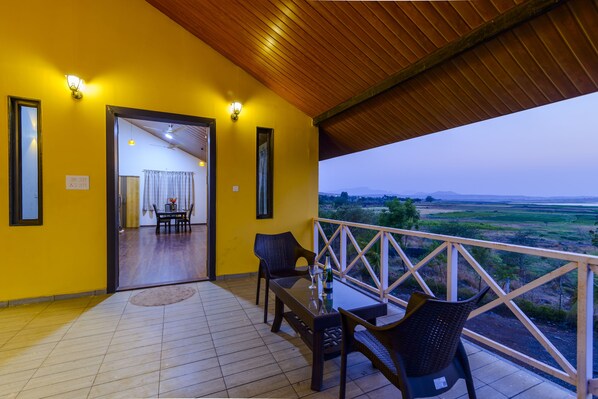 Outdoor dining - Lake View Holiday Villa 3 Bed RM nr Sula wine yard (Nashik)