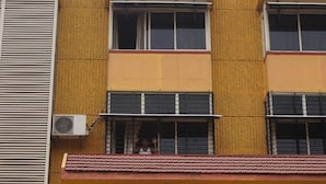 En byggnad med en skylt som visar texten ”Surya Residency”.