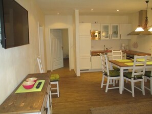 Basic Condo (Flora) | Living area | 19-inch flat-screen TV with satellite channels, TV