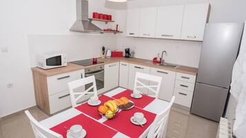 Apartment, 1 Bedroom, Lake View | In-room dining