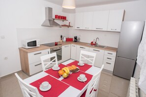 Apartment, 1 Bedroom, Lake View | In-room dining