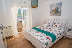 Apartemen, 1 kamar tidur, pemandangan danau | 1 kamar tidur, setrika/meja setrika, dan tempat tidur bayi gratis