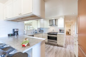 Een koelkast, een microgolfoven, een oven, een kookplaat