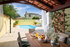 Outdoor dining - Villa Monica with private pool (Vodnjan)