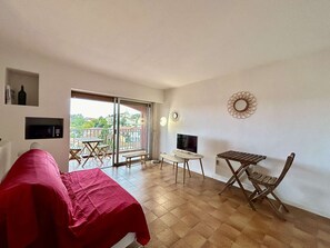 Interior - Studio with Pool, Parking and Terrace in Sainte-Maxime (Sainte-Maxime)