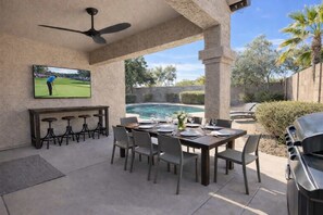 Outdoor dining - Modern Chandler Home - Heated Pool, Golf, Fire Pit (Chandler)