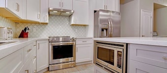 Modern Retreat - Heated Pool, Lakes & Golf, Fire Pit, Dog Friendly