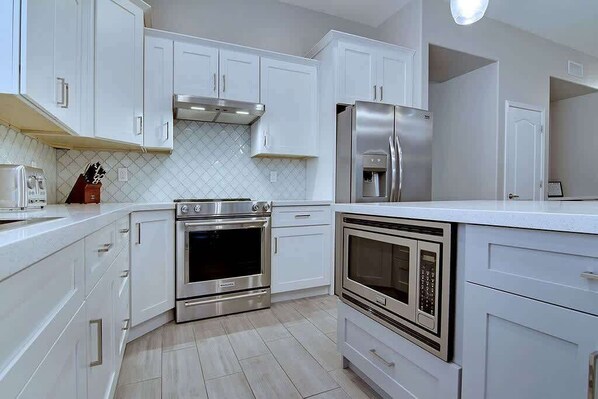 Fridge, microwave, oven, stovetop - Modern Chandler Home – Heated Pool, Golf, Fire Pit (Chandler)