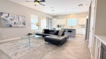 Een televisie, boeken en een kantoor