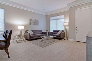 TV, books, offices - Modern Chandler Home - Heated Pool, Golf, Fire Pit (Chandler)
