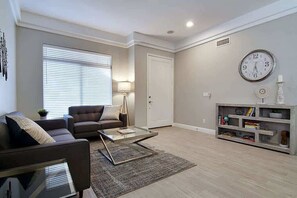 Televisión, libros y oficina 