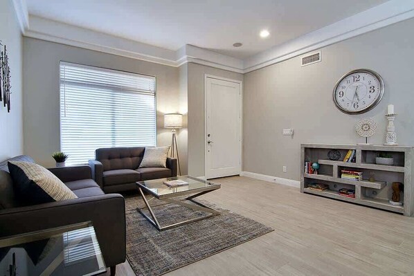 TV, books, offices - Modern Chandler Home - Heated Pool, Fire Pit, Golf (Chandler)