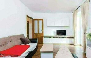 Apartamento, 1 quarto, vista para o lago | Sala de estar | TV de tela plana