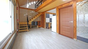 บ้านพัก (2) | บริเวณนั่งเล่น | ทีวีจอแบน