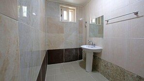 ฝักบัว, ไดร์เป่าผม, ผ้าเช็ดตัว, สบู่