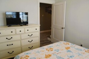 6 bedrooms, WiFi, bed sheets - Experience oceanfront bliss at A Peace of Heaven, a spacious 6-bedroom retreat in Holden Beach. (Holden Beach)