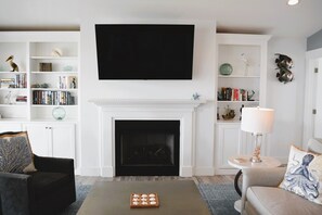 Een televisie en een open haard