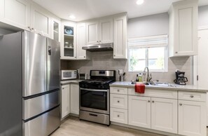 Réfrigérateur, micro-ondes, four, plaque de cuisson