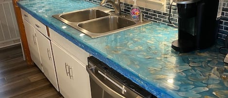 Réfrigérateur, micro-ondes, four, plaque de cuisson