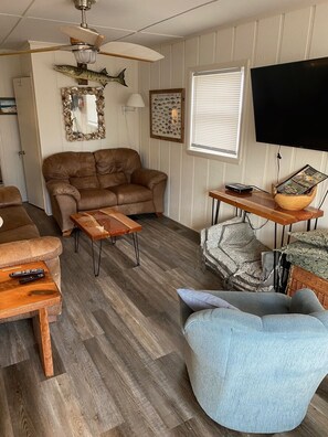 TV, DVD player, foosball, table tennis - PET FRIENDLY 65 steps to ocean! Directly across the steet from beach access. (Ocean Isle Beach)