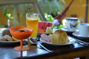 Free daily buffet breakfast  - Pousada Beija-Flor (Alto Paraíso de Goiás)