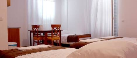 Studio (4 Adults) | Desk, soundproofing, free cribs/infant beds, free WiFi