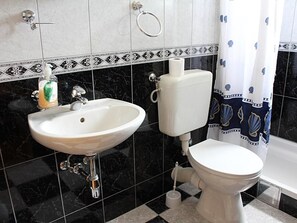 Estudio (3 Adults) | Baño | Ducha, secador de pelo, toallas y jabón