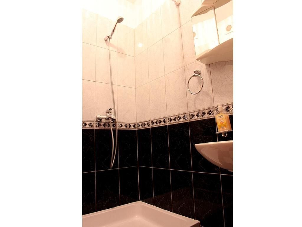 Studio (4 Adults) | Badezimmer | Dusche, Haartrockner, Handtücher, Seife