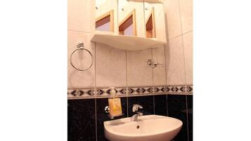 Studio (4 Adults) | Badezimmer | Dusche, Haartrockner, HandtĂŒcher, Seife