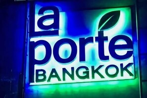 Een neonbord met de tekst 'la porte BANGKOK'.