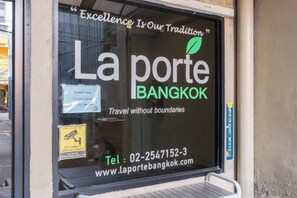 Una ventana con el texto 'La porte BANGKOK' y una dirección web.