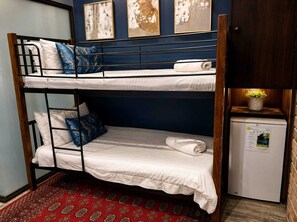 Habitación familiar | Artículos del minibar gratis y caja de seguridad en la habitación