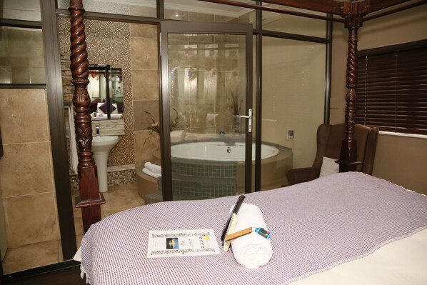 Room (Spa) | Bathroom | Free toiletries, hair dryer, towels, soap - Moonriver Guesthouse (Upington)
