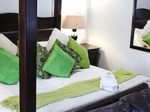 Habitació familiar | Minibar amb articles gratuïts, caixa forta a l'habitació i escriptori