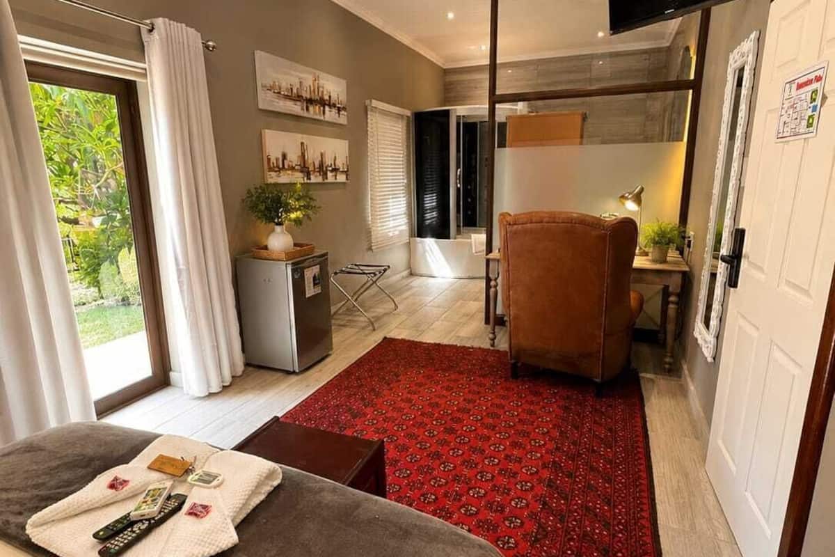 Honeymoon Room | Minibar (some free items), in-room safe, desk, soundproofing