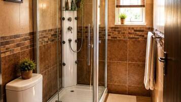 Luxury-Zimmer | Badezimmer | Kostenlose Toilettenartikel, Haartrockner, Handtücher, Seife