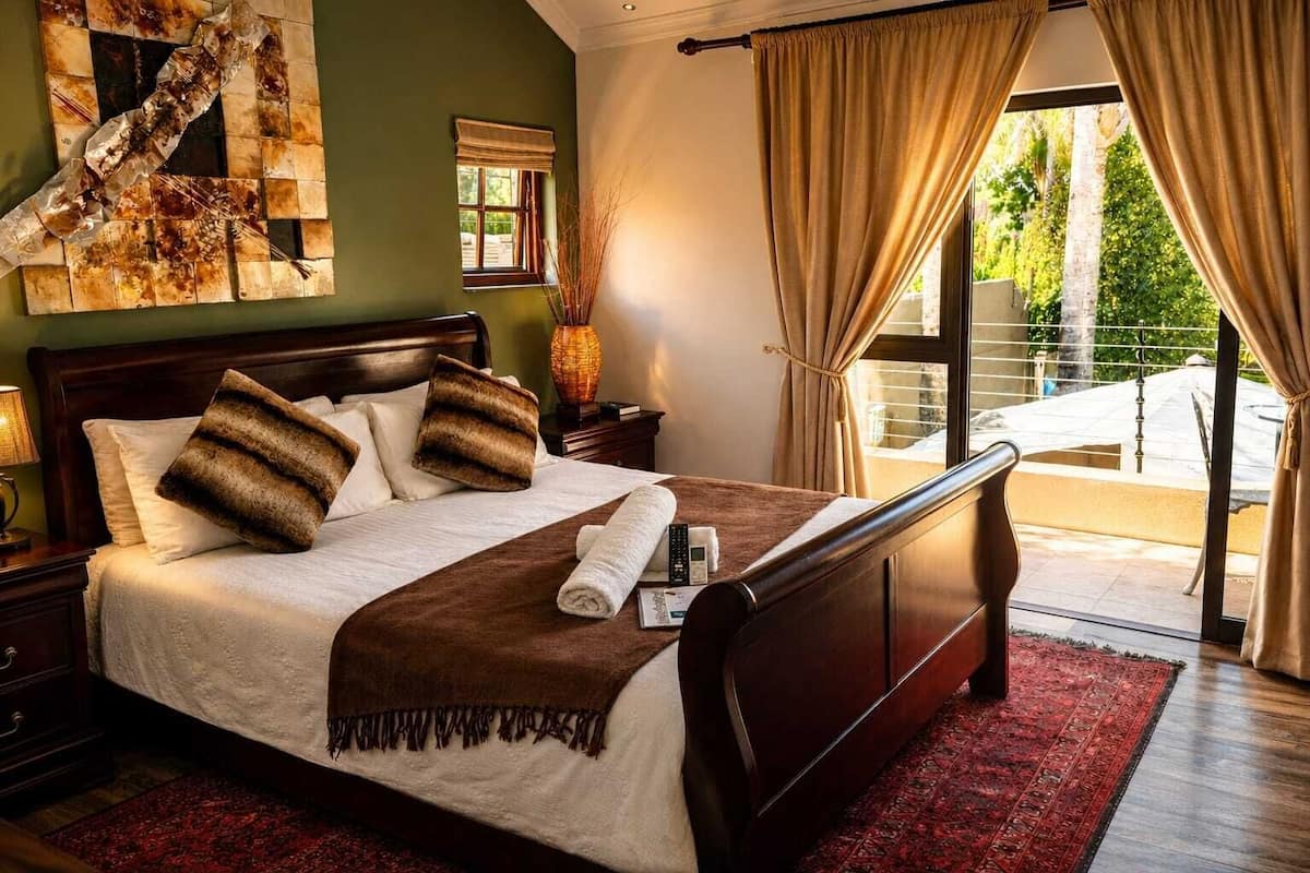 Luxury Room | Minibar (some free items), in-room safe, desk, soundproofing