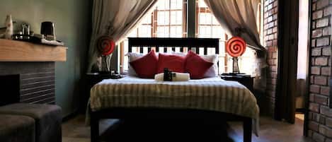 Chambre luxueuse | Minibar contenant certains articles gratuits, coffre-fort, bureau